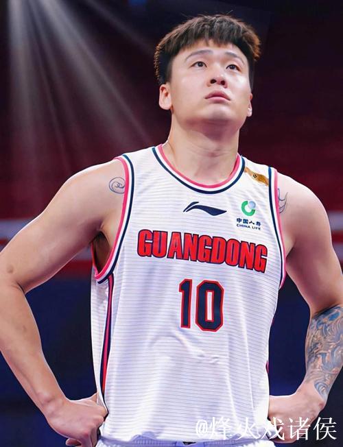 赵睿主场首战砍下8分！