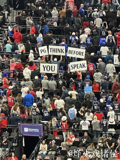 球迷蜂拥离场,快船主场球馆出口人潮涌动 球迷蜂拥离场,快船主场球馆出口人潮涌动